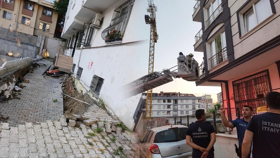 Küçükçekmece’de bina bahçesinde göçük: Balkon ve pencerelerden kurtarıldılar