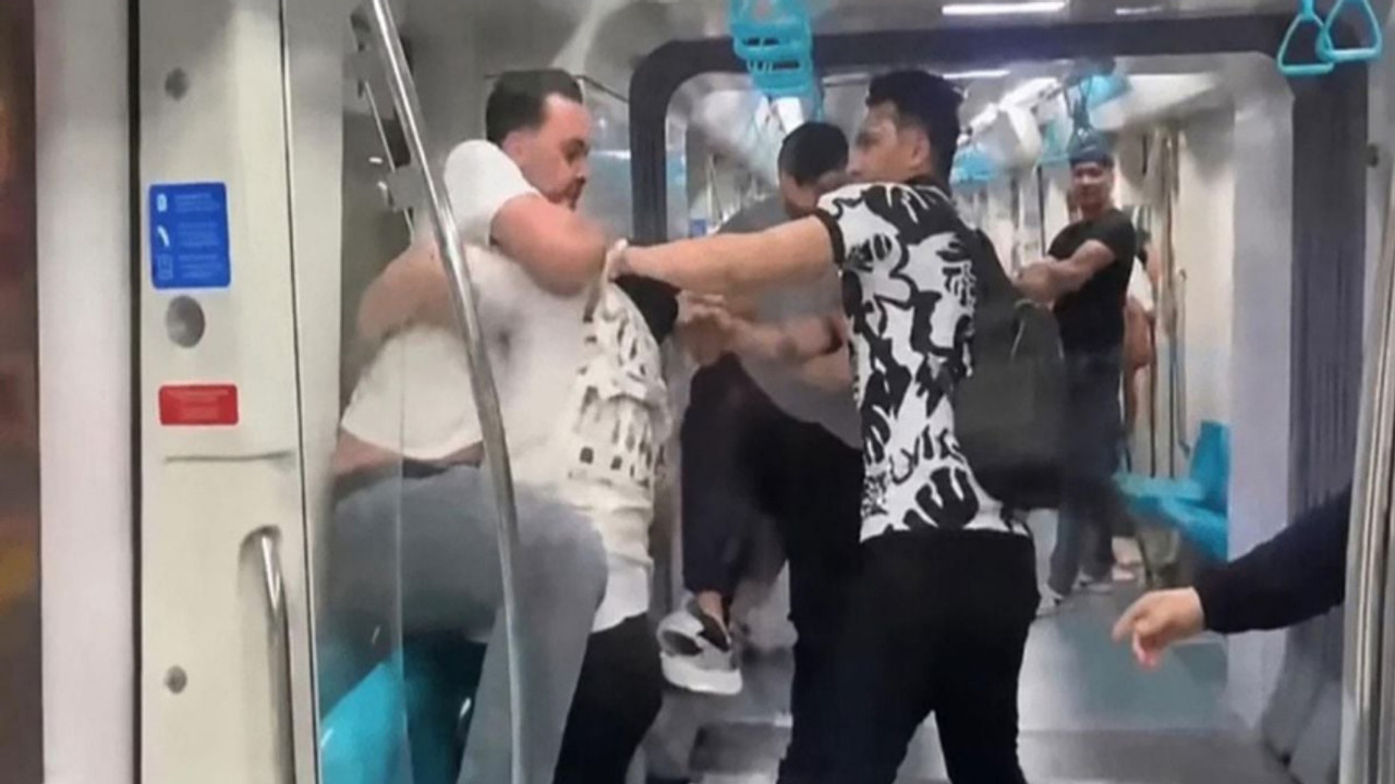Marmaray’da tekmeler yumruklar havada uçuştu