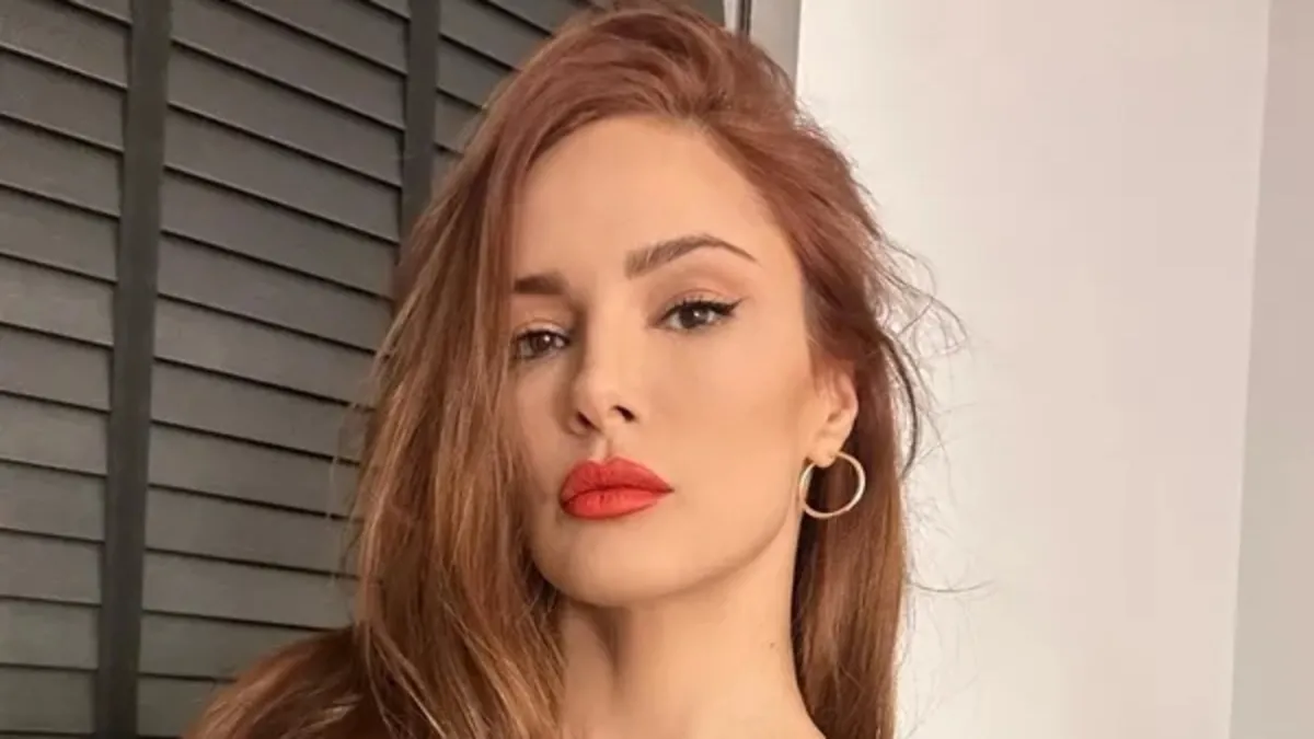 Fit görünümüyle parmak ısırttı! 47 yaşındaki ünlü oyuncu Mine Tugay’dan kumsal pozları...