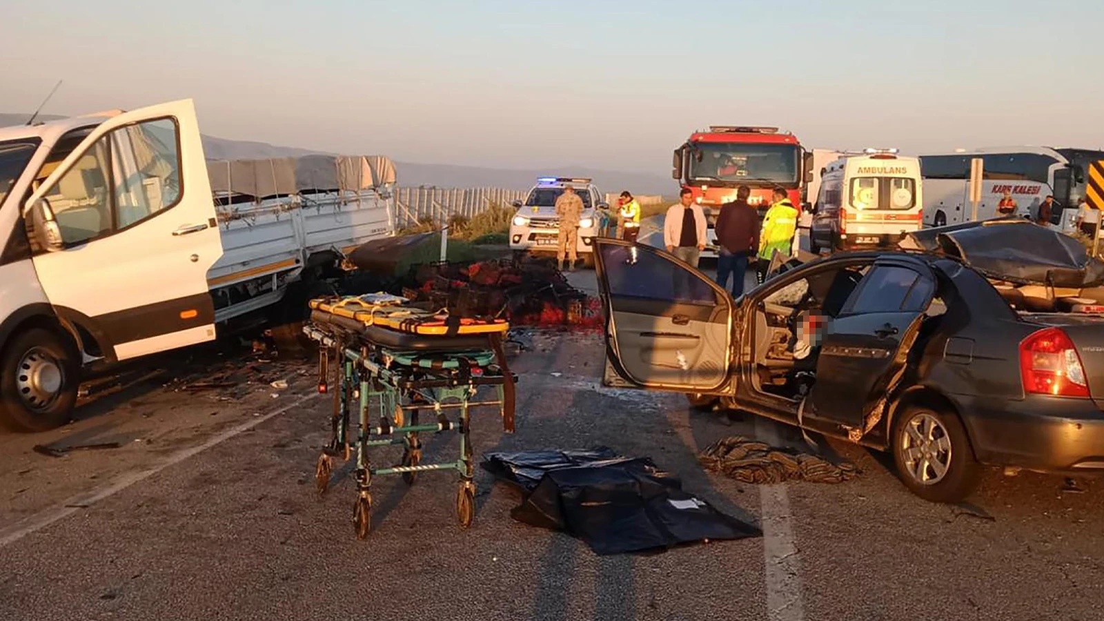 Erzurum'da otomobil, kiraz yüklü kamyonete çarptı: Çok sayıda ölü ve yaralı var