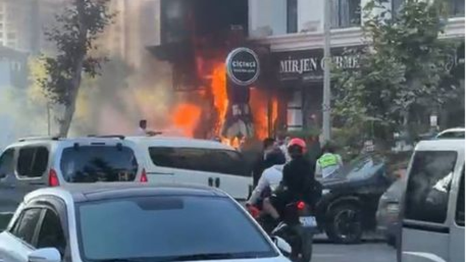 Beylikdüzü’nde iş yerinde çıkan yangın üst katlara sıçradı