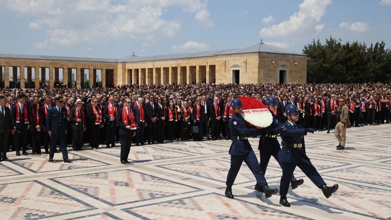 Koç Topluluğu 100. yılında 6 bin kişiyle Anıtkabir’de
