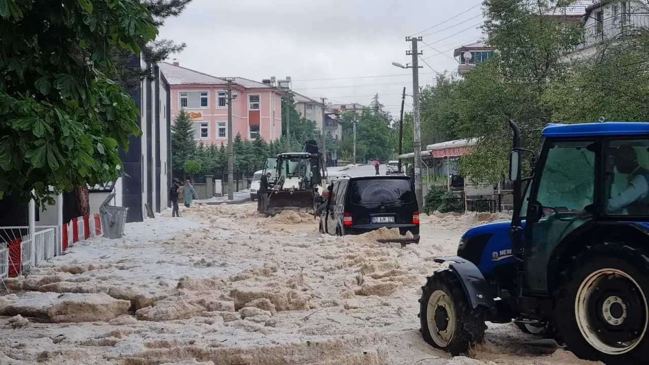 Afyon’da dolu yağışı: Yollar kapandı, bahçeler zarar gördü