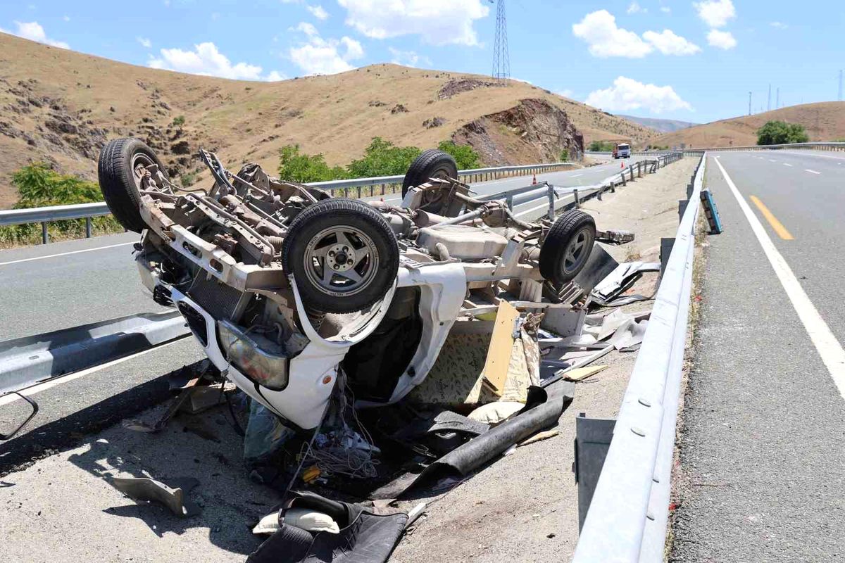 Elazığ'da kamyonet refüjdeki su kanalına devrildi: 2 yaralı