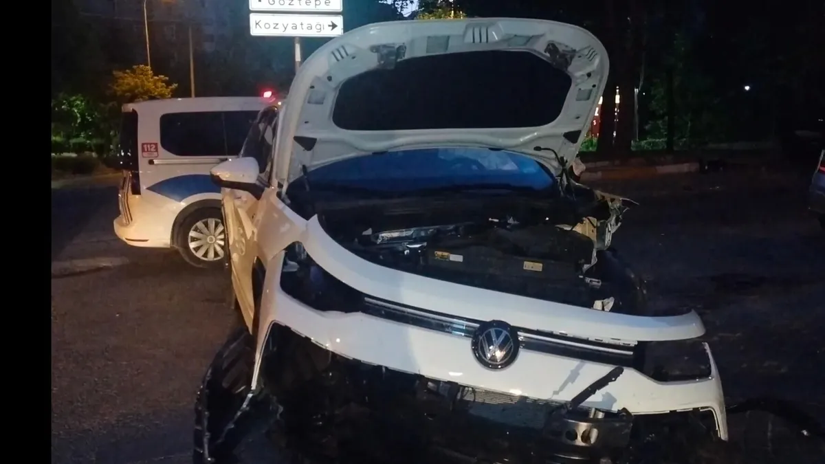 Kadıköy'de iki otomobil çarpıştı! Trafik kazasında 2 kişi yaralandı