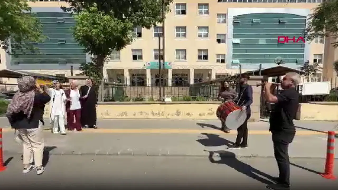Boşanma sevinci adliye önüne taştı: Davul zurnalı kutlama yaptı