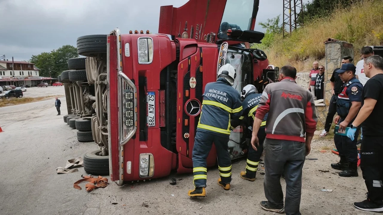 Tokat'ta kamyon devrildi: 3 kişi yaralandı