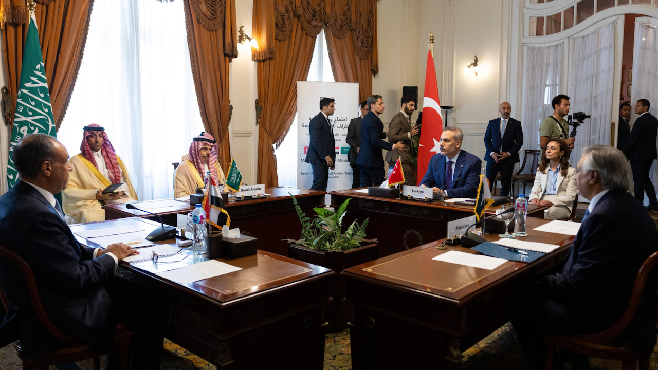 Türkiye, Mısır, Pakistan ve Suudi Arabistan’dan Kahire’de kritik diplomasi trafiği