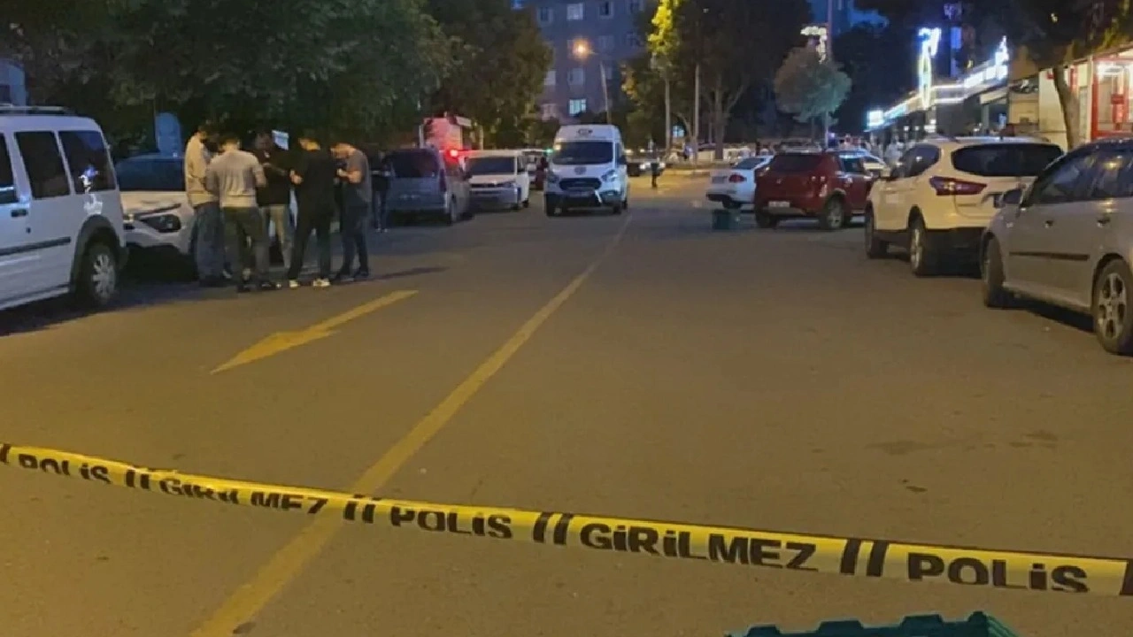 Eyüpsultan'da parkın önünde oturanlara kurşun yağdırdılar: 5 yaralı! Saldırı aracı yakılmış halde bulundu