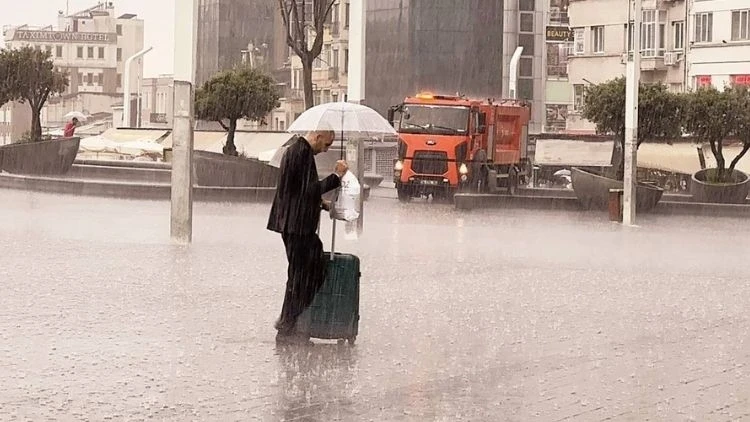 40 dakikada 2 aylık yağış düştü… İstanbul’u sağanak vurdu