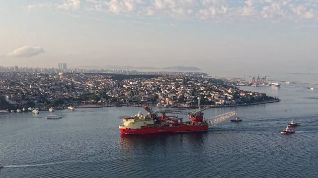 215 metrelik boru döşeme gemisinin geçişi sebebiyle boğaz hattı çift yönlü trafiğe kapatıldı