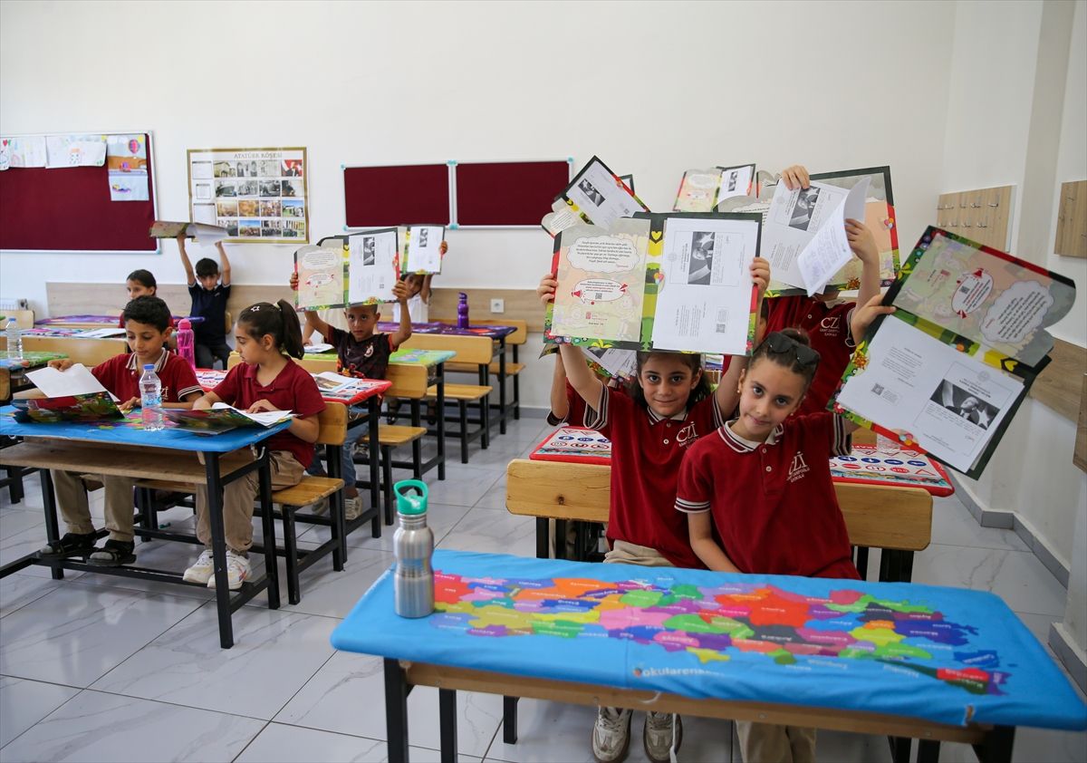 Diyarbakır ve çevre illerde öğrenciler karnelerini aldı