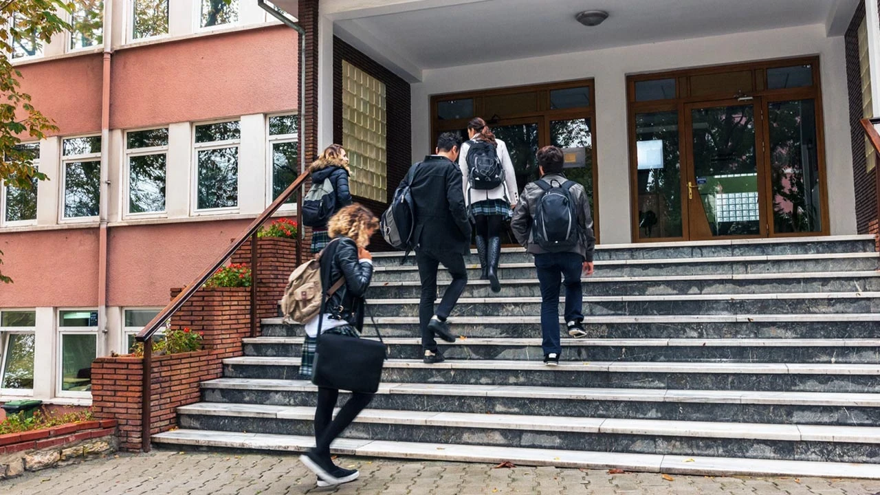 MEB Yönetmeliği Baştan Aşağı Değişti: Velilere Randevu Şartı, Öğrencilere Yeni Kurallar