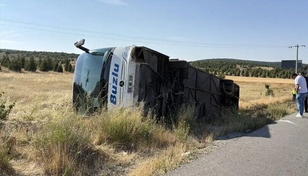 Otobüs şarampole devrildi