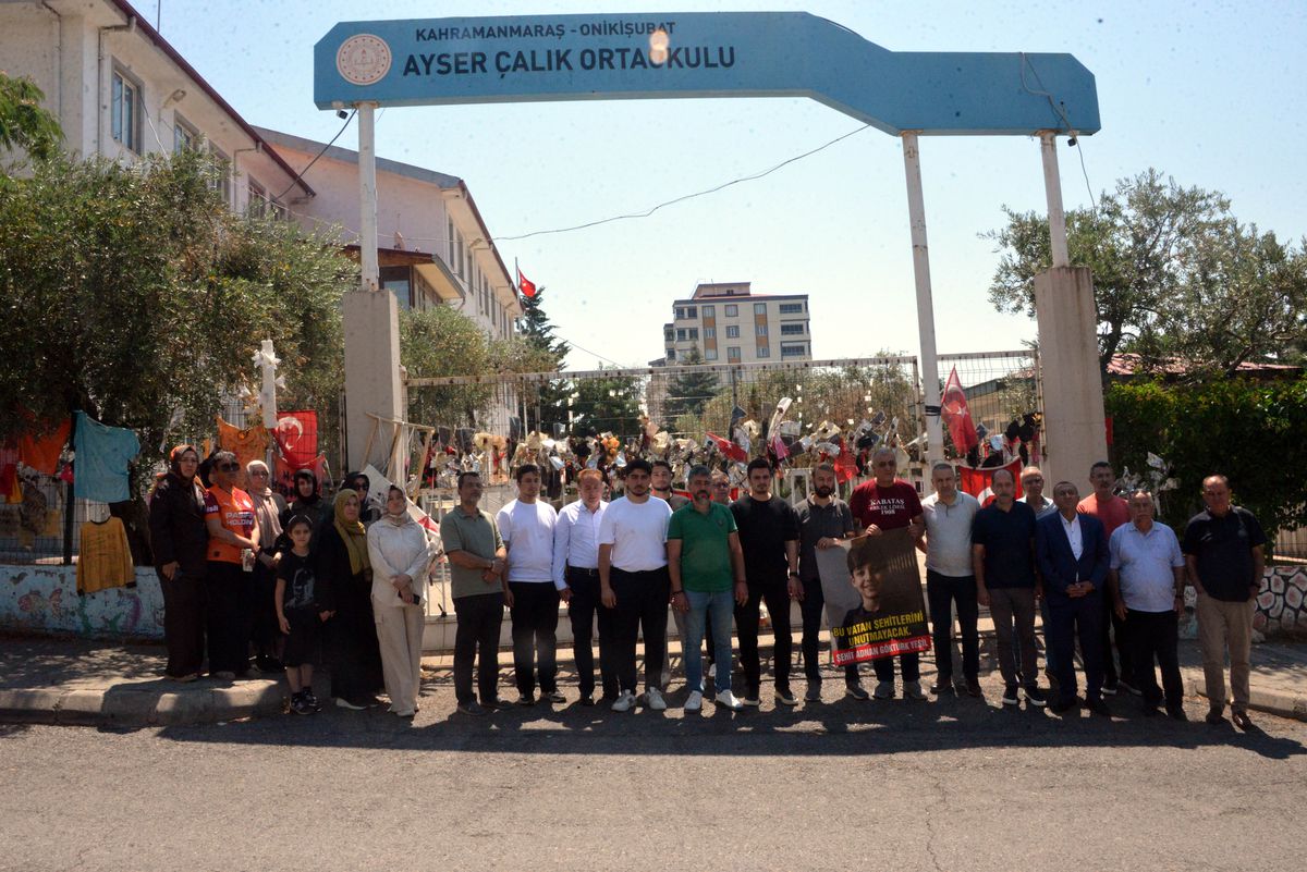 Kahramanmaraş'taki saldırıda hayatını kaybedenlerin aileleri, okul önünde bir araya geldi