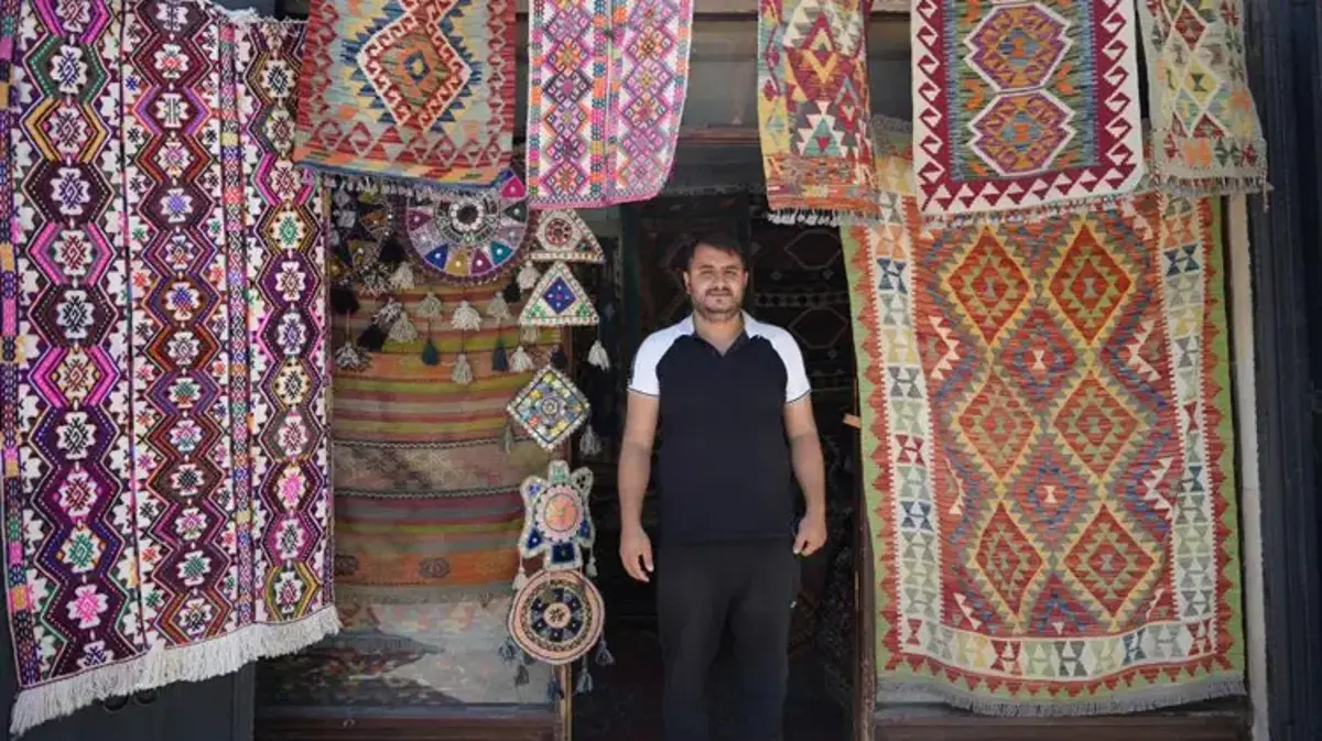 Bu işi yapan sadece 3 kişi kaldı! Köy köy gezip topluyor! Bulduğu parçalar servet değerinde satılıyor