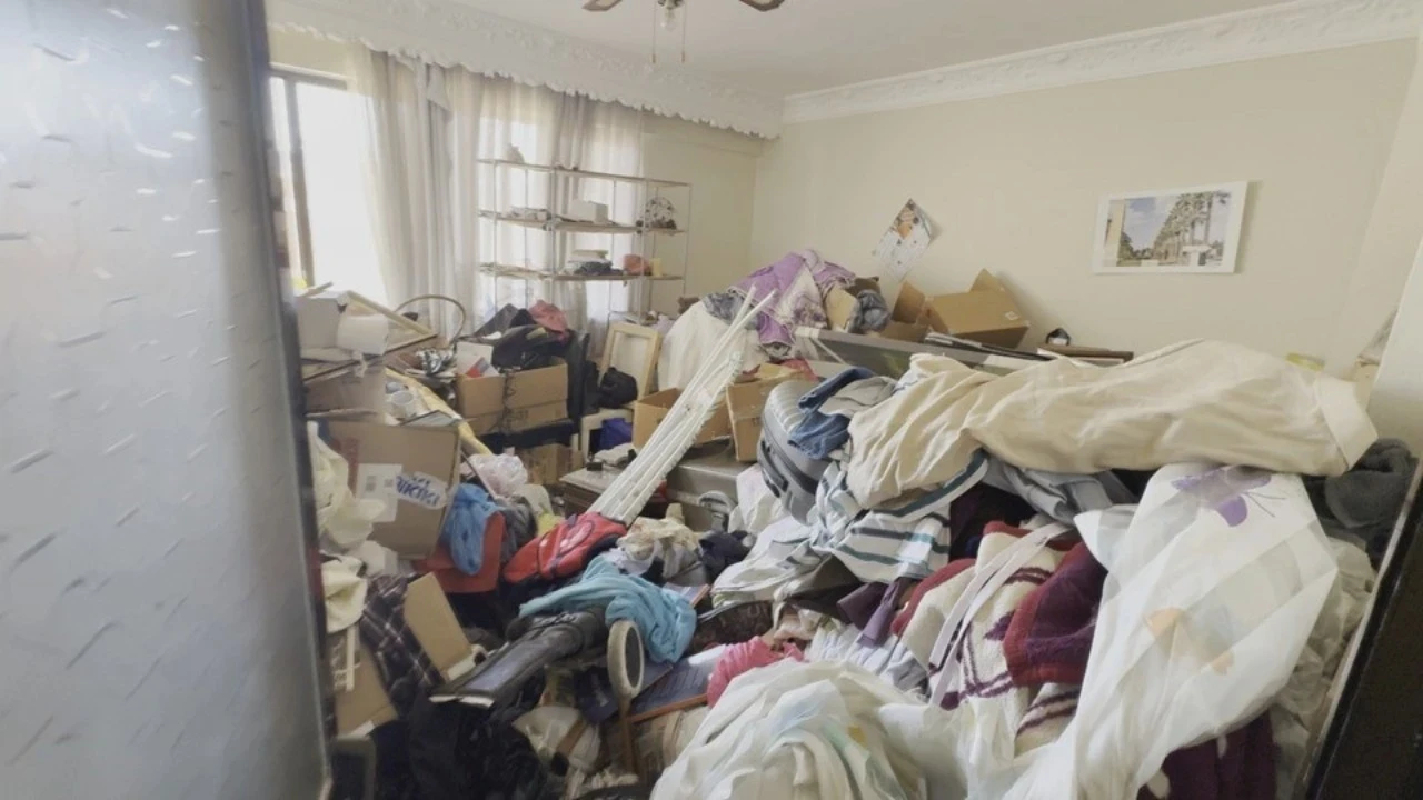 Kuşadası'nda çöp evden 2,3 ton atık çıkarıldı
