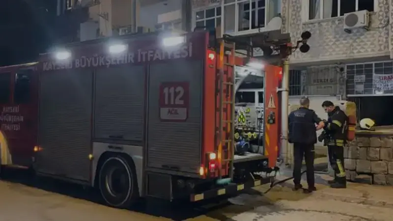 Kayseri'de 4 katlı binada yangın; 4 kişi dumandan etkilendi