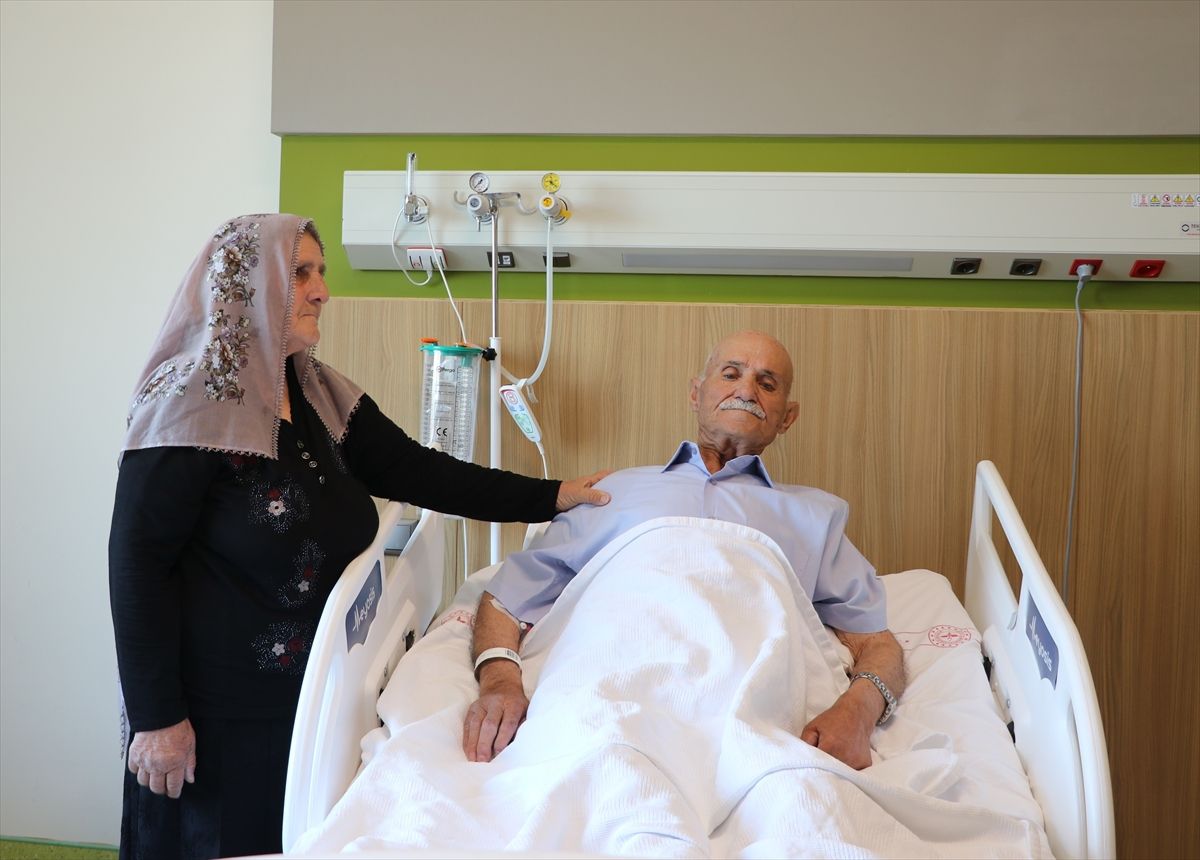 Gaziantep'te 77 yaşındaki hastanın karaciğerinden 13 santimetre uzunluğunda tümör çıkarıldı