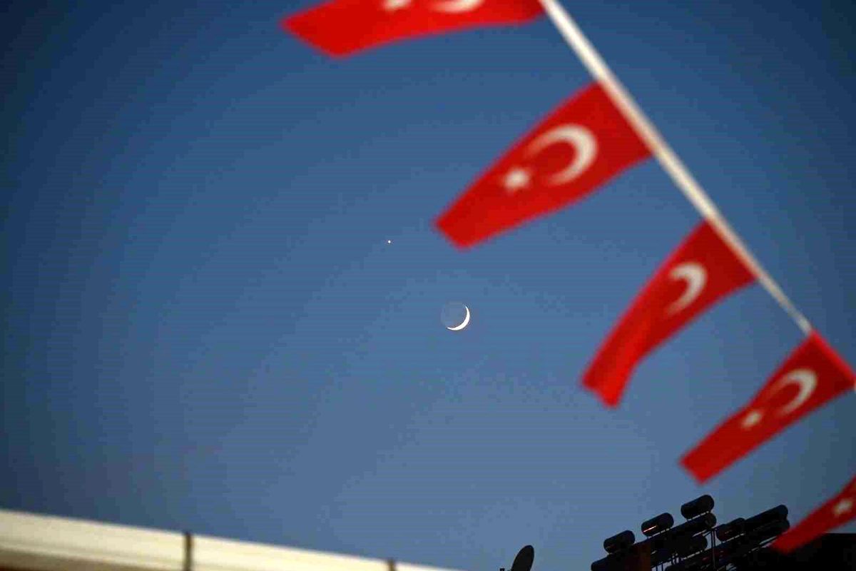 Demirci semalarında mest eden görüntü: Hilal ve yıldız yan yana