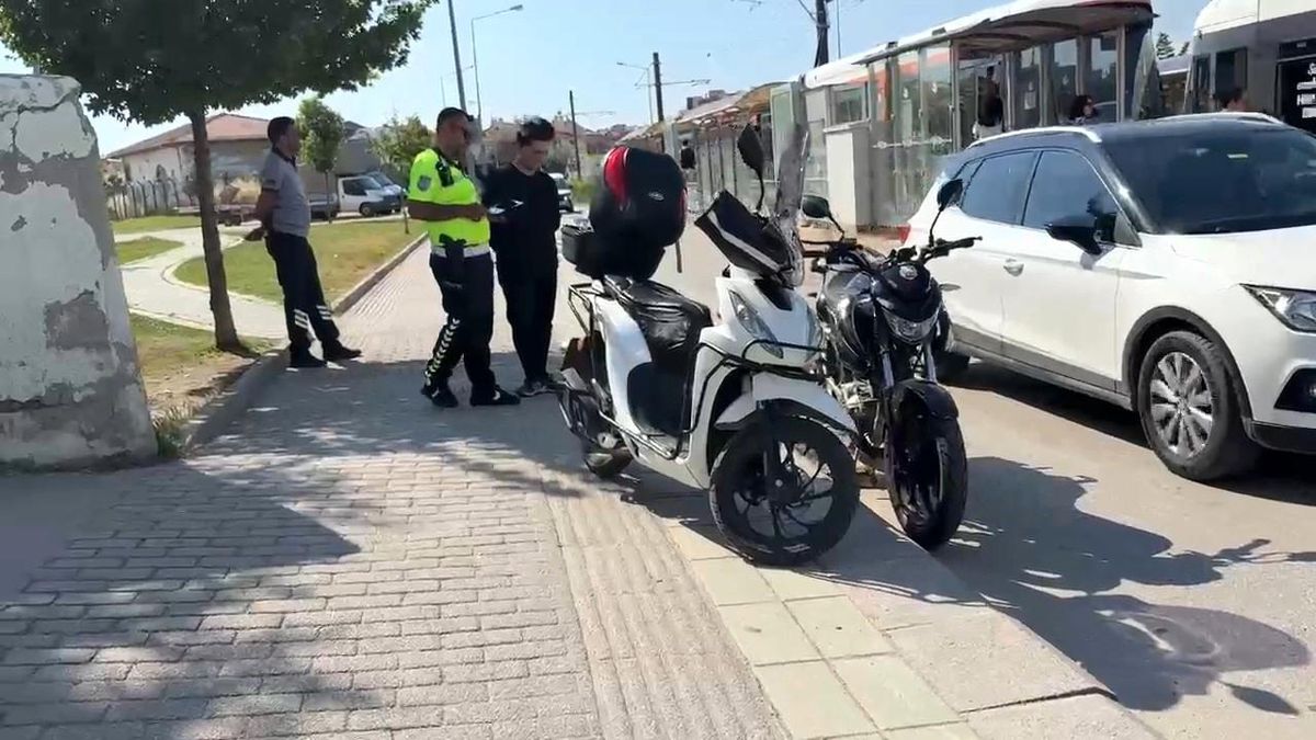 Eskişehir'de yaya geçidinde motosikletler çarpıştı