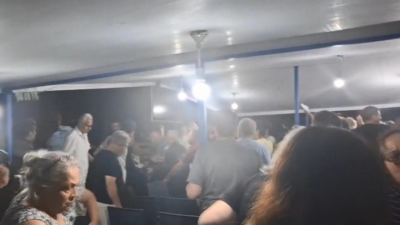 481 daireli sitede 130 bin TL'lik aidat krizi! 2 yönetici gözaltına alındı sandalyeler havada uçuştu