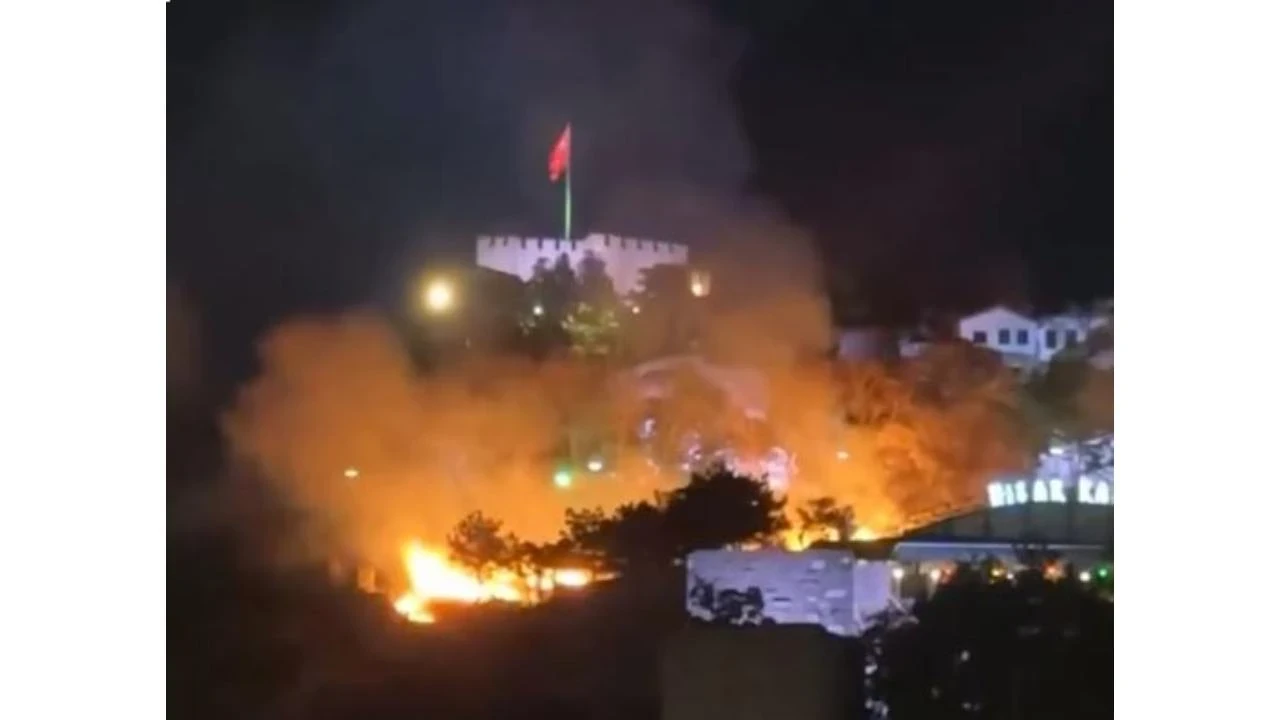 Ankara Kalesi etrafındaki ot yangını söndürüldü