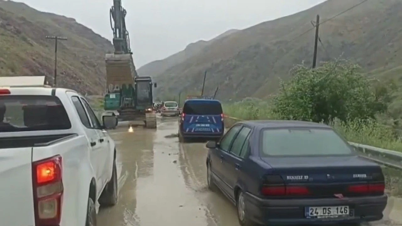 Selin kapattığı Erzincan-Kemah yolu ulaşıma açıldı