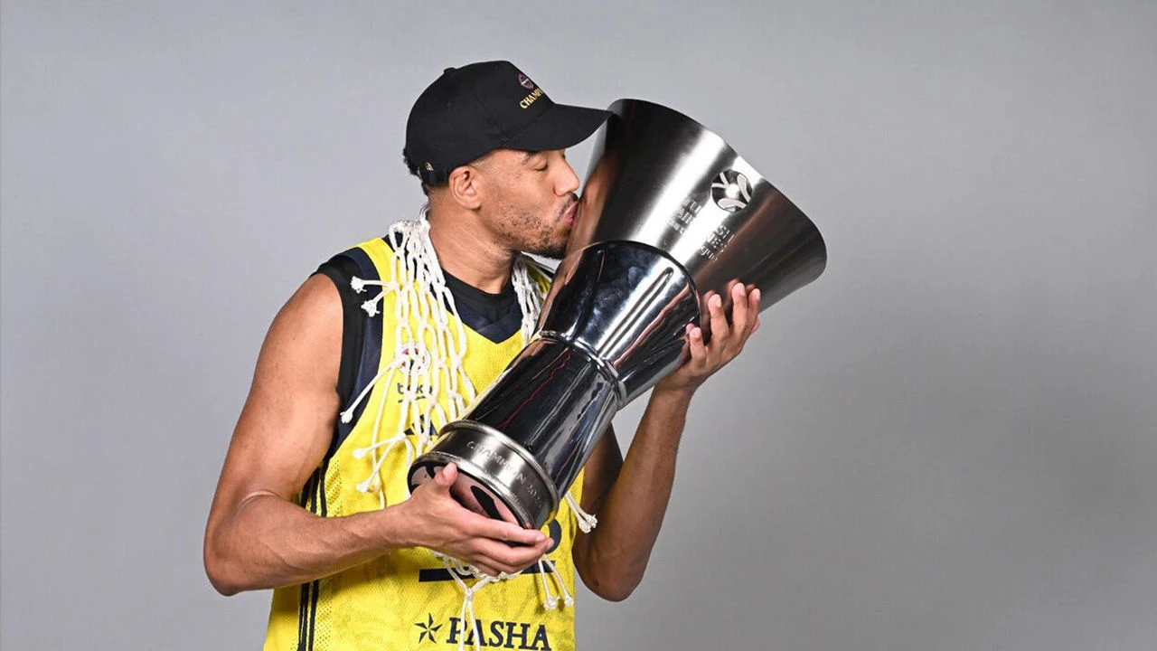 Fenerbahçe’de deprem! 2 isimle yollar ayrıldı