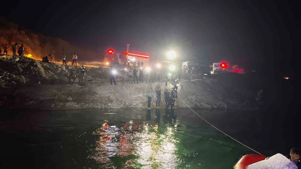 Fırat Nehri’nde su seviyesinin yükselmesi ile mahsur kalan 26 kişi kurtarıldı