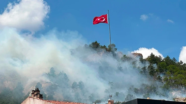Tarihi Kütahya Kalesi'nde çıkan yangın kontrol altına alındı