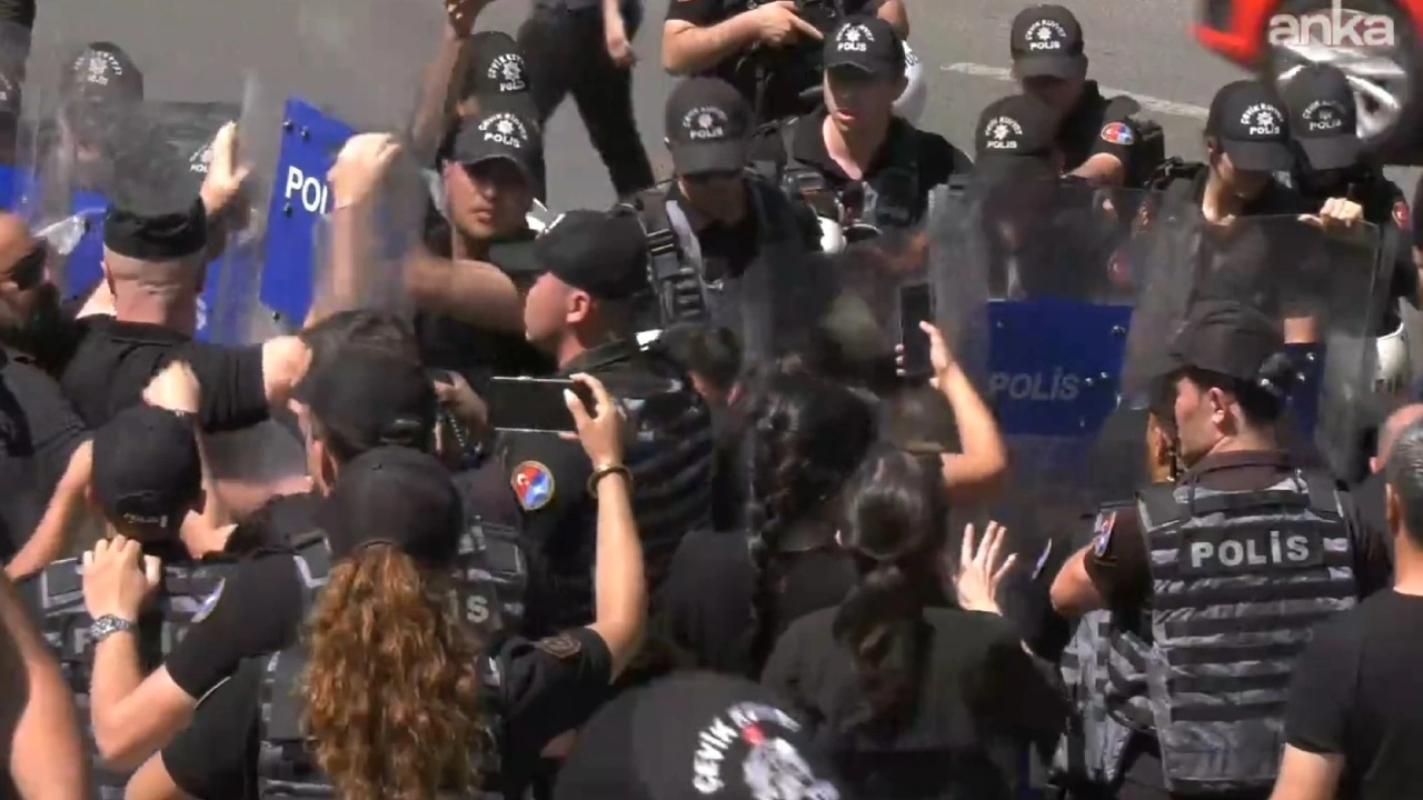 Son dakika | Ankara'da NATO'yu protesto edenlere ters kelepçeli gözaltı!