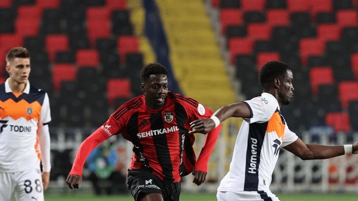 Süper Lig'de Başakşehir, Gaziantep FK'yı ilk yarıda bulduğu gollerle mağlup etti