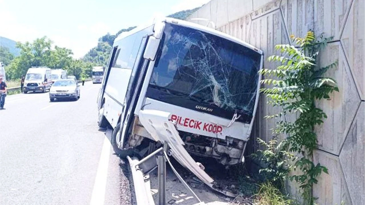 Bilecik’te yolcu minibüsü tıra çarptı: 6 yaralı