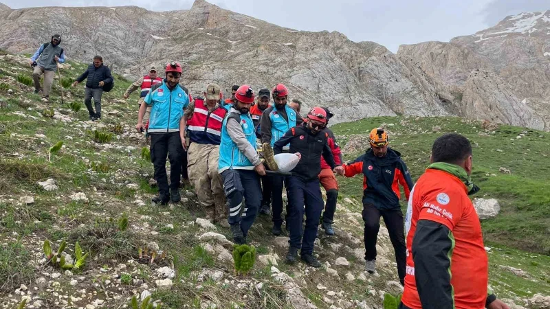 Tunceli'de düşerek bacağını kıran şahıs ekiplerin beş saatlik çalışmasıyla kurtarıldı