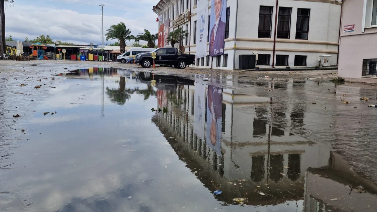 Bandırma'da sağanak sonrası sokaklar göle döndü