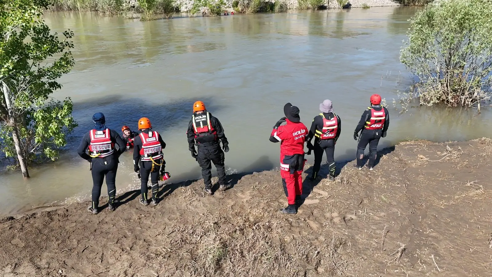 Kazadan sonra adeta sırra kadem bastı: 18 yaşındaki genç her yerde aranıyor