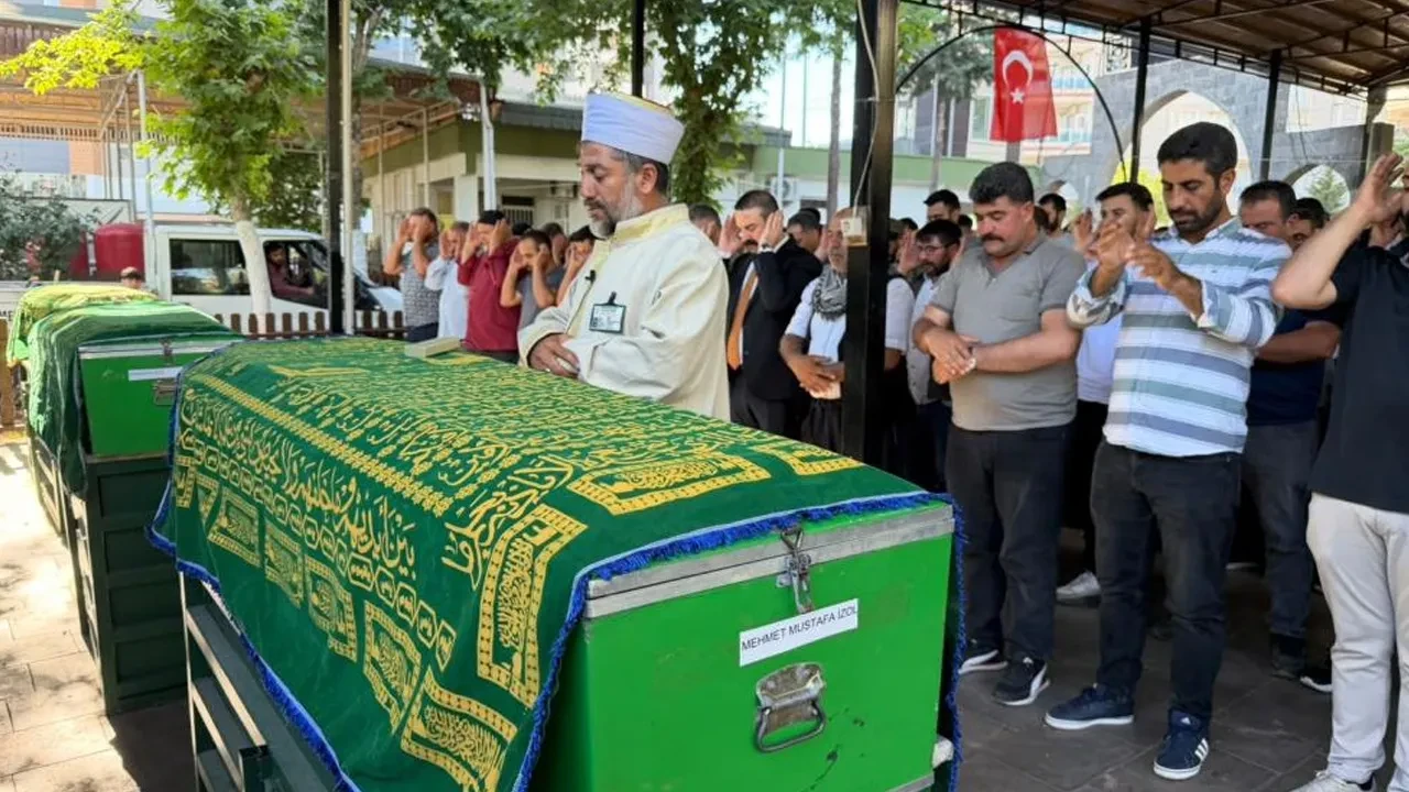 Mevsimlik işçi ailenin Karaman'daki kazada hayatını kaybeden 3 çocuğuna Şanlıurfa'da acı veda