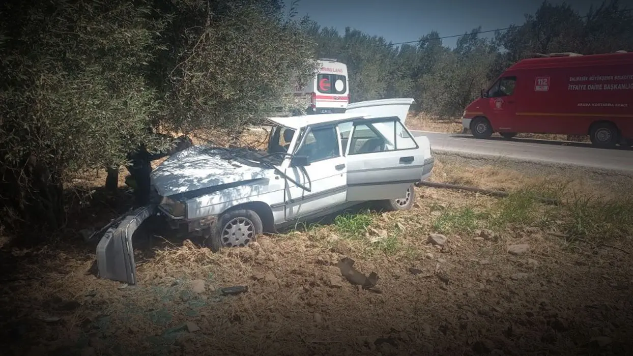 Balıkesir'de feci kaza: Zeytin ağacına çarpan otomobilde iki kişi yaralandı