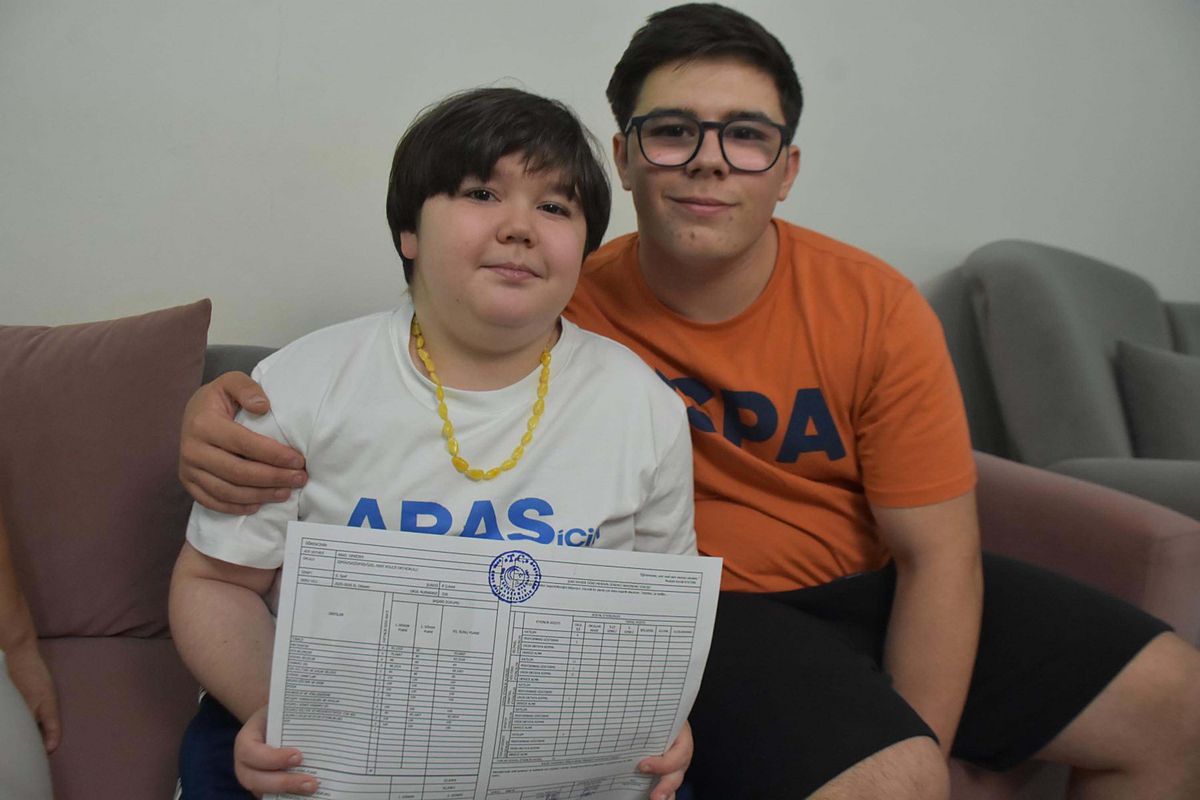 DMD hastası Aras'ın karne sevinci evde yaşanıyor