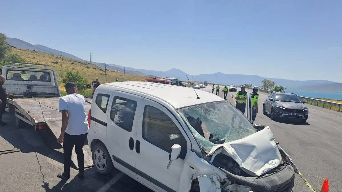 Van'da ticari araç askeri araca çarptı: Bir asker şehit oldu, yaralılar var
