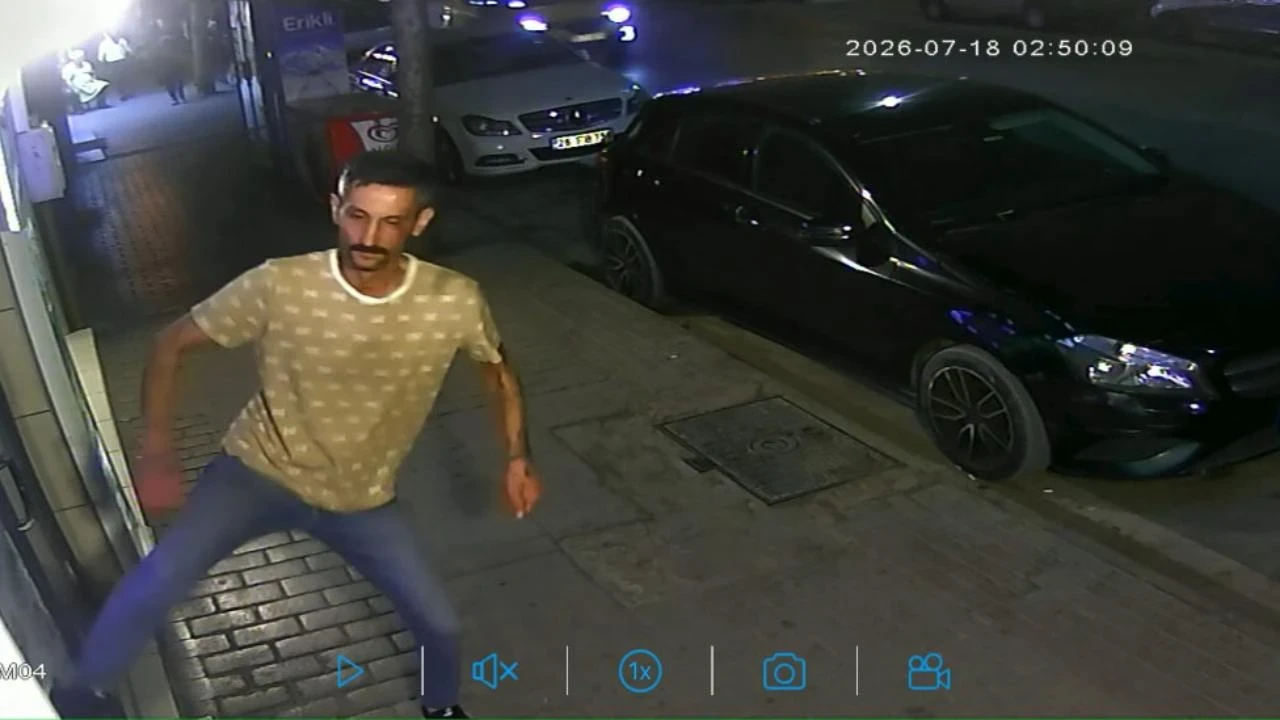 İş yerinin camını tekmeyle kıran şüpheliyi esnaf yakaladı