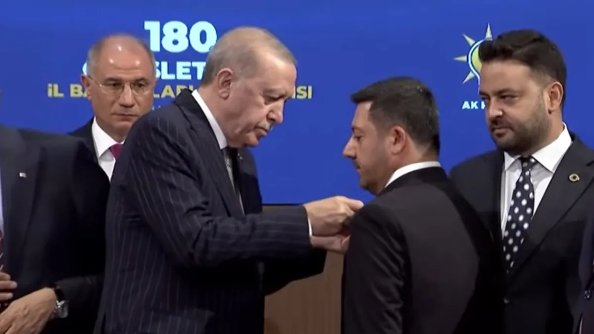 SON DAKİKA… Keçiören Belediye Başkanı Mesut Özarslan ile Nevşehir Belediye Başkanı Rasim Arı AK Parti'de! Rozetlerini Başkan Erdoğan taktı