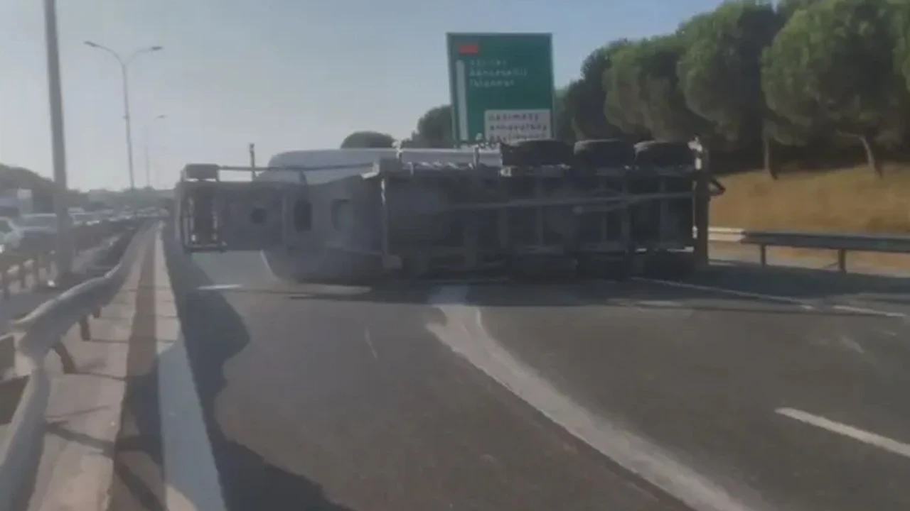 Büyükçekmece'de beton tankeri devrildi: Trafik durdu