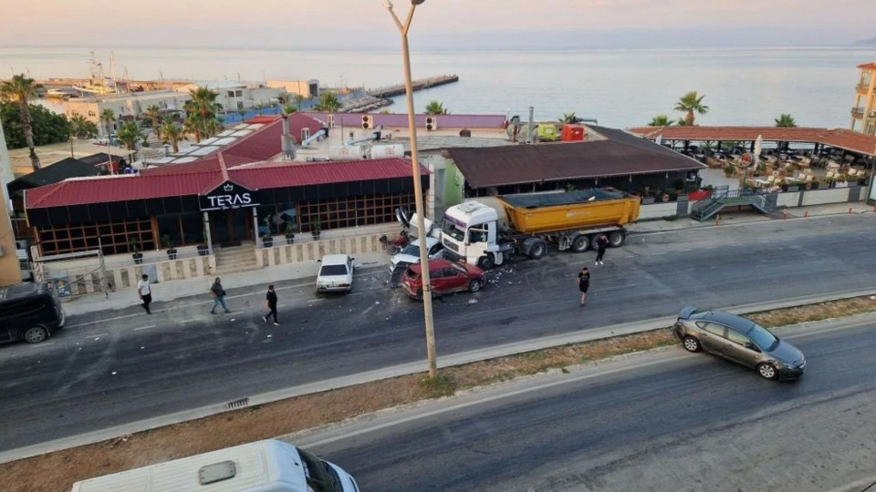 Mersin'de kamyon park halindeki beş araca böyle çarptı