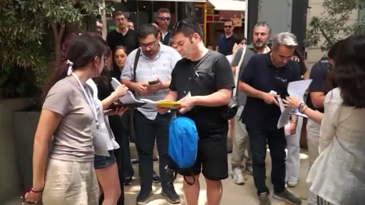 Velilerin zorunlu bekleyişi: İstanbul'un ünlü okullarının bahçeleri doldu taştı