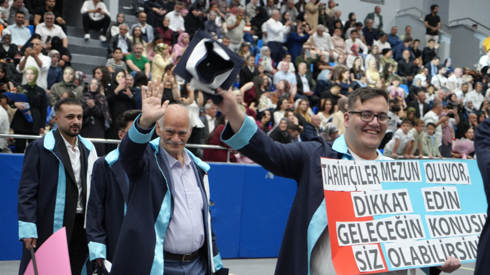 Azmin hikayesi! 71 yaşında başladığı üniversiteden 75 yaşında mezun oldu