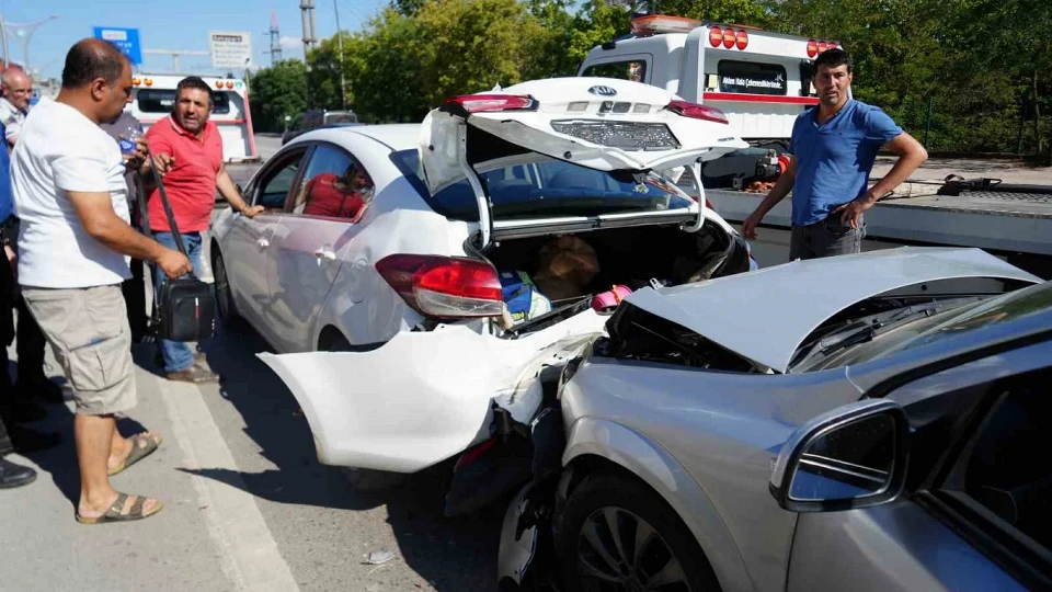 Yavaşlayan trafik zincirlemeye kazaya sebep oldu: Biri çocuk üç kişi yaralandı