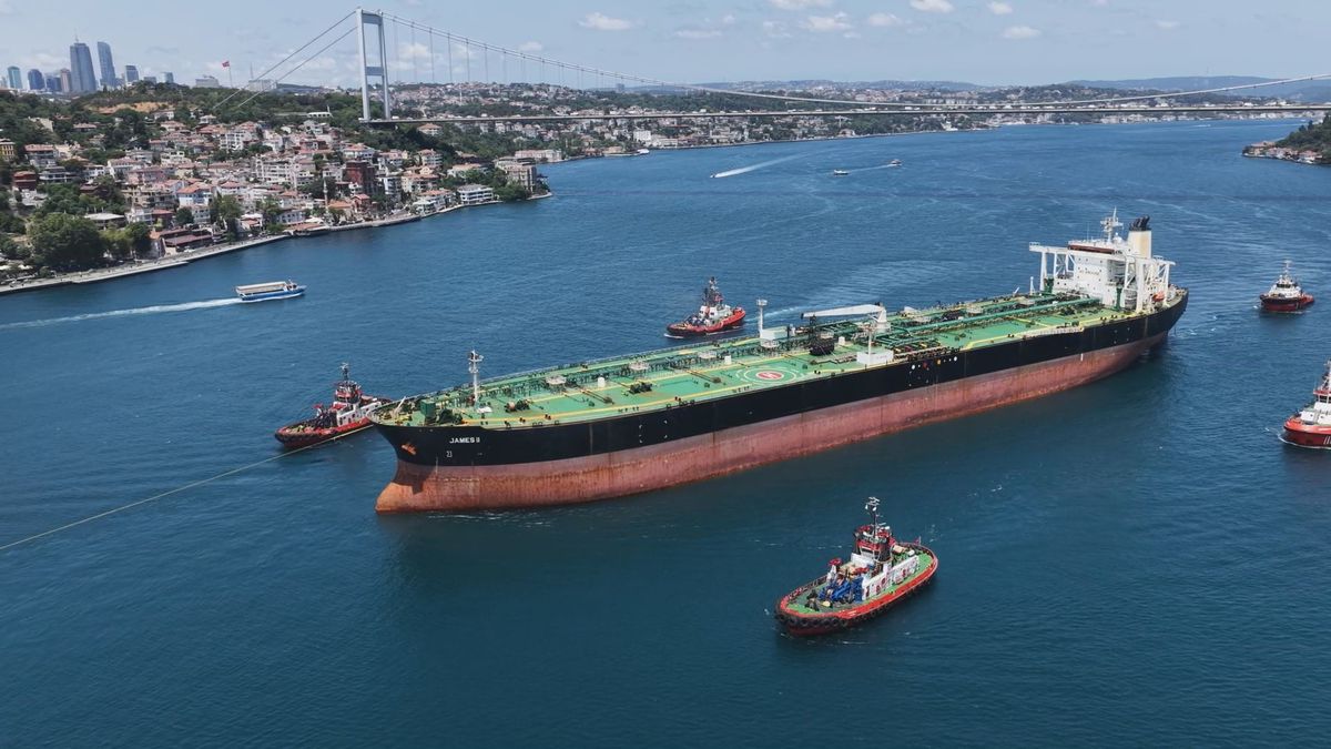 Karadeniz'de dron saldırısına uğrayan 'JAMES II' isimli gemi İstanbul Boğazı'ndan geçti