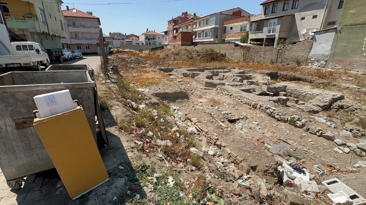 Tarihi Roma hamamı çöplüğe döndü